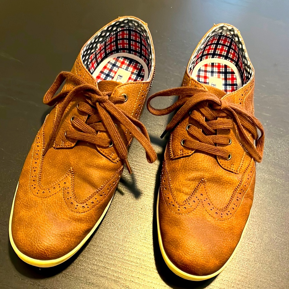 Men’s 10 Ben Sherman lace up tennies